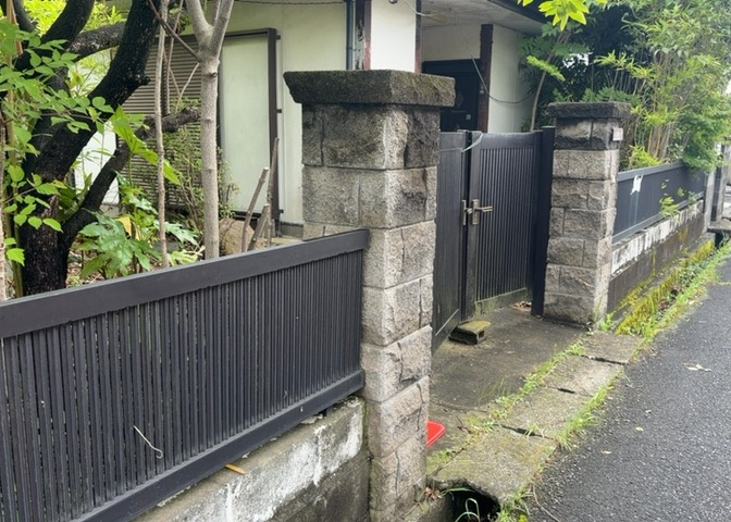 土地の前の道路に消火栓が設置されていることがあります。この場合、道路交通法第45条第1項により、駐車禁止の場所が指定されています。そのため、車庫などの駐車スペースをつくることができない場合があります。