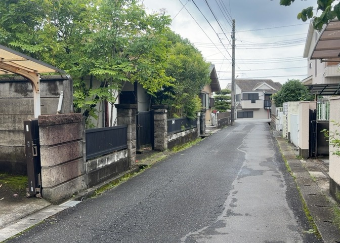 現地に行くなら、物件の周囲の地形がどうなっているかを見ることも大切です。周辺より低くなっている土地では、大雨などで水が集まりやすいため、地盤が弱くなっているということも考えられるため、注意が必要です。