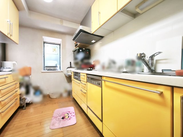小窓付きで自然換気もしやすいキッチンです。上下に収納スペースが豊富で調理器具もすっきり片付きます！