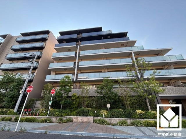 広々15.3帖のLDKが魅力。家族全員がリラックスできる、ゆったりとした快適リビングで温かい団らんの時間を。