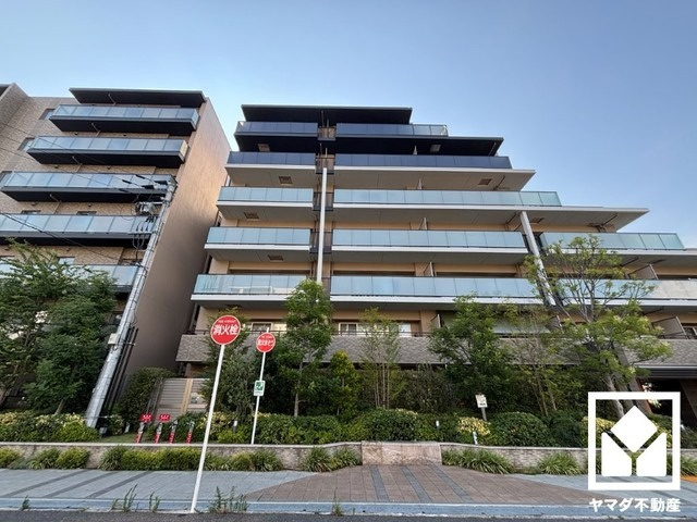 室内洗濯機置場がございますので、天候に左右されず洗濯していただけます。上部に棚があるので消耗品などをスッキリ置けるのも嬉しいポイント。