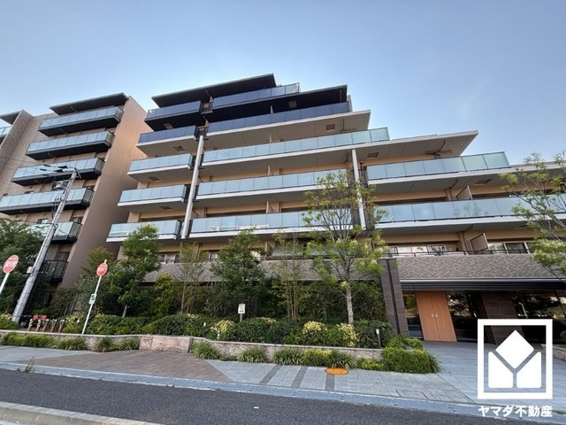 「ライフ浜甲子園店」まで徒歩8分、「スギ薬局浜甲子園店」まで徒歩8分など、お買い物施設が徒歩圏内に複数あり便利な住環境です。