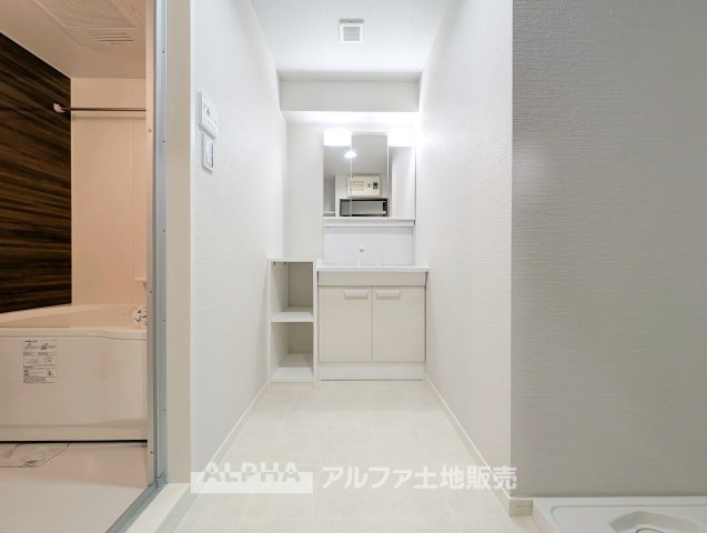 【Powder　room】　◆独立洗面台◆朝の身支度や帰宅後の手洗いも快適に行える独立洗面台。収納スペースも備えており、洗面用品をすっきり整理できる使い勝手の良い空間です。
