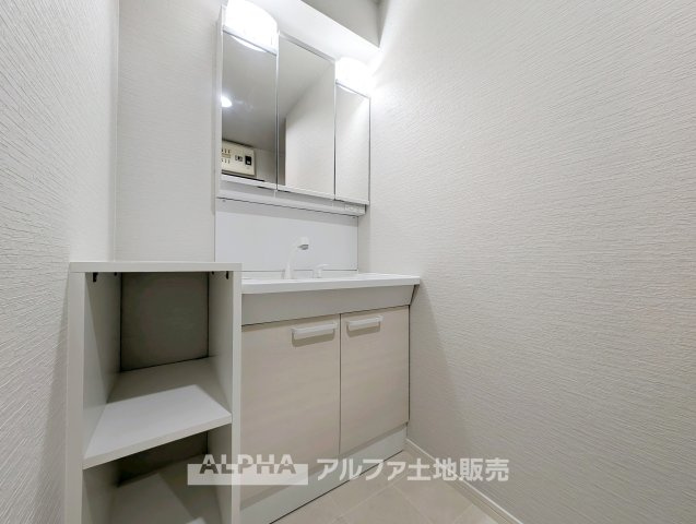 【Powder　room】　◆独立洗面台◆身支度がはかどる独立洗面台を採用。鏡まわりや下部収納を活用することで、日用品を整理しやすく清潔感のある空間を保てます。