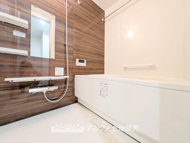 【Relax　bath】　◆バスルーム◆やわらかな照明に包まれた浴室空間。ゆったり湯船に浸かりながら、一日の疲れを癒し、心まで落ち着く時間を過ごせます。