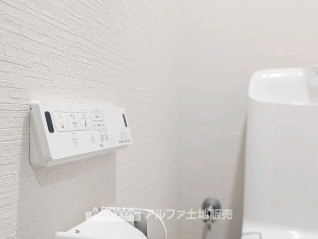 【Warm　water　flush　toilet】　◆温水洗浄便座付きトイレ◆お掃除も楽々。快適に過ごすためには今や欠かせない設備の一つです。壁掛けリモコンで使いやすくいつでも清潔に保てます。