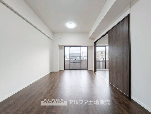 【Family　Living】　◆家族が集うリビング◆　食事のあとも自然と会話が弾み、テレビを囲んでくつろぐ時間を楽しめるリビング。家族が顔を合わせる機会を自然と育む空間です。