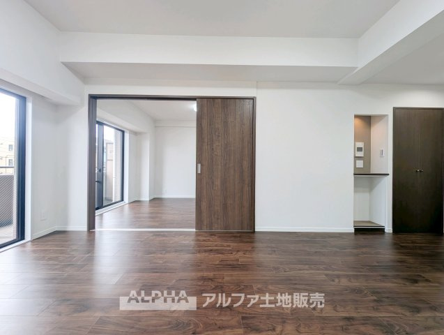 【Time　Together】　◆日常を彩る空間◆　食事や会話、読書や映画鑑賞など、ご家族それぞれの過ごし方を受け止めるリビング。何気ない日常を心地よい時間へとつなげます。