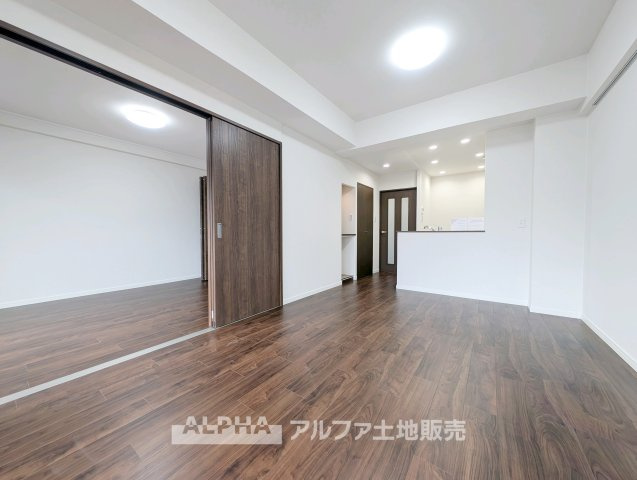 【Living　Space】　◆暮らしの中心◆　家族との団らんや来客時のおもてなし、お子様の遊び場や学習スペースなど、さまざまなライフシーンに対応するリビングです。