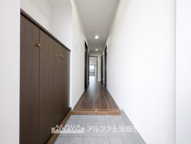 【Welcome　Space】　◆玄関◆帰宅時にほっとできる、穏やかな空気感の玄関。整った空間が日々の切り替えを自然にサポートし、来客時にも好印象を与えます。