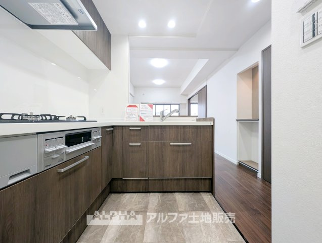 【Feel　at　Home】　◆自然と居場所になる◆料理をしながら会話が広がる、家族との時間を大切にできるキッチン。空間全体に統一感があり、住まいにやさしいぬくもりを感じられます。