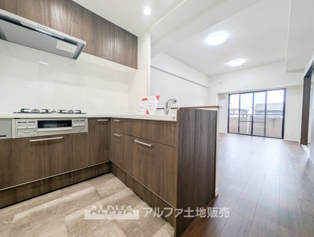 【Daily　Comfort】　◆毎日を整える空間◆使いやすさに配慮されたキッチンは、料理をする時間まで楽しく感じられる場所。暮らしのリズムに自然と馴染み、心地よい日常を演出します。