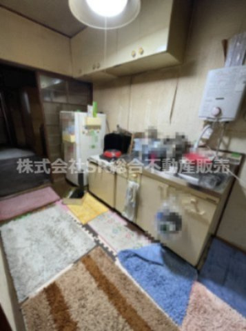 コンパクトなキッチンですが、上下に棚もあり使いやすいです！