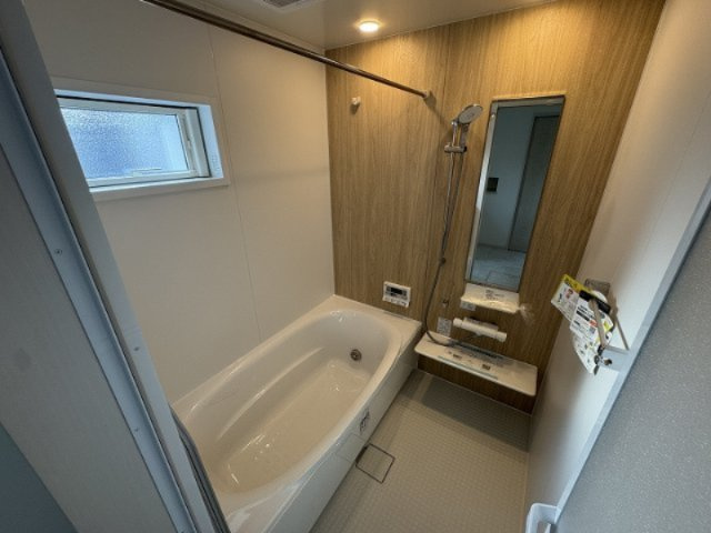 小窓付きでしっかり換気ができ湿気対策・カビ予防もバッチリ。日中は自然光が入る明るいバスルームです。