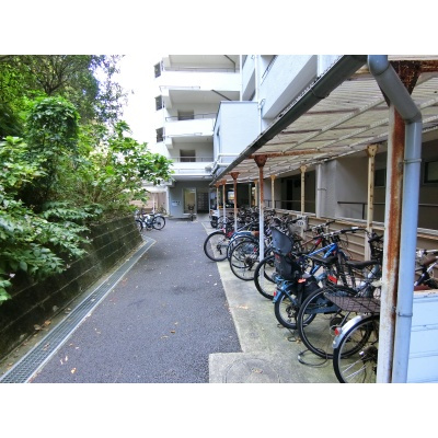 雨の日も安心の屋根付き駐輪場！