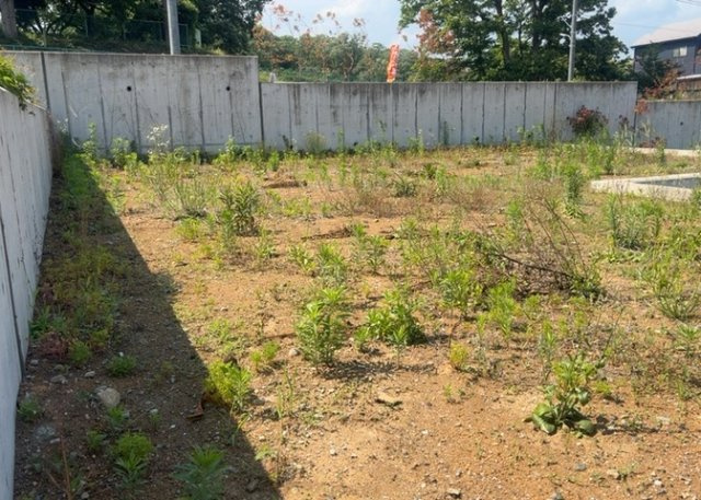家を建てる場合、方位は要チェックです。現実的に日当たりのよい家ならばリビングは南側、建築基準法でも北側に当たる家への配慮は求められています。土地を見学に行く際は、方位磁針を持って行くようにしましょう。