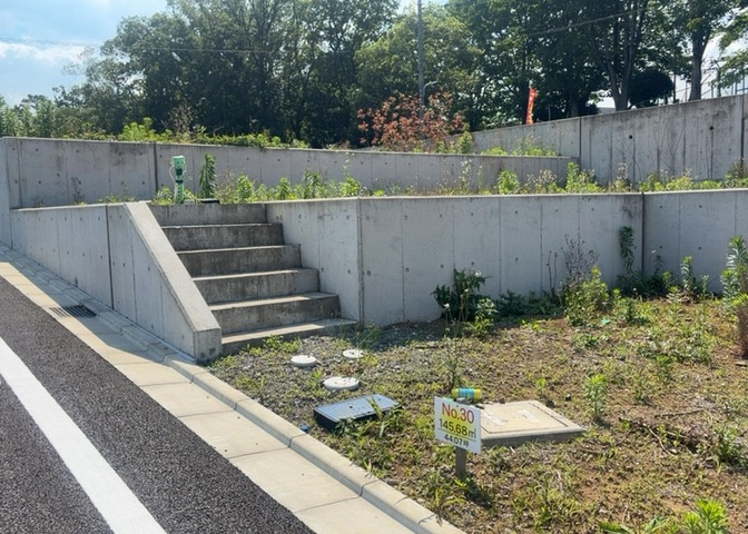 隣家の土地はどうなっているのか、生活利便施設が近くにあるのか、学校まで近いかなど、お客様のライフスタイルにあわせたイメージが重要です。また、近くにあると困る施設が近くにないかも確認するといいでしょう。