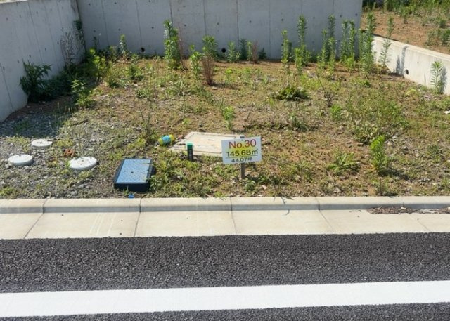 土地購入を検討されている場合、境界杭がない状態で購入してしまうと境界確定測量をする必要があり、費用がかかります。購入の前に、売主、隣土地所有者立ち合いのもと境界を確定し境界杭を設置するのがベストです。