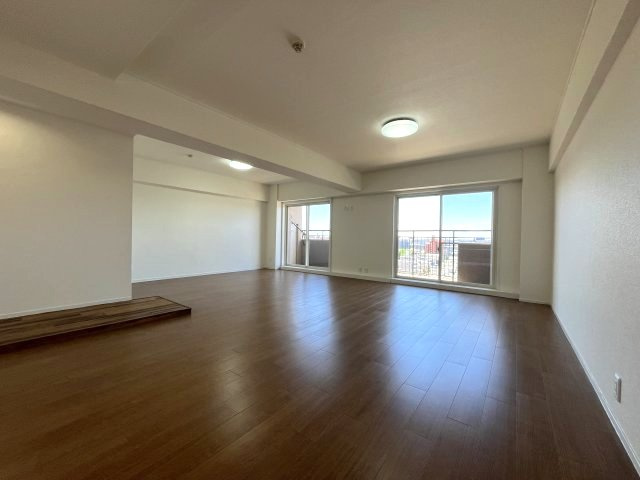 大きな窓からたっぷりの光が差し込むリビングは、ご家族の団らんにぴったりの開放的な空間です。