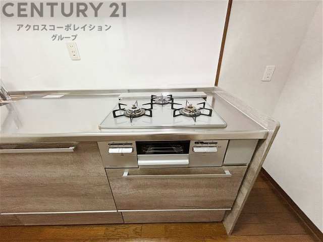 多数の調理器具を同時に使用でき、料理の効率化が可能。省エネで節約になり、様々な料理スタイルに適応できます。また、火力調整が独立しており、手入れや掃除もしやすく、今よりもっとお料理が楽しくなるかも。