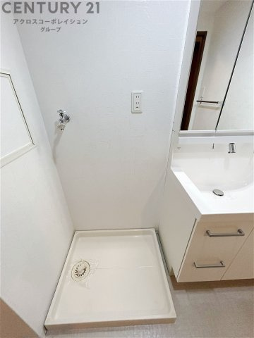 洗濯物の仕分け作業がしやすく、整理整頓が容易になります。洗濯音や湿気を他の部屋に持ち込まず、生活環境を快適に保ちます。上部を活用すれば収納スペースを確保でき洗剤や洗濯用品の整理もしやすくなります。