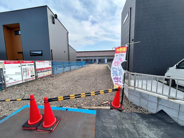 周囲は美しい田園風景に囲まれています。自然豊かな環境で、季節ごとの風景を楽しむことができます。