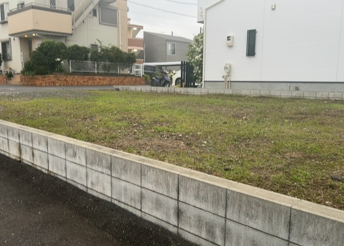 土地の形が極端に長細かったり、狭小地、あるいは道路との高低差がある傾斜地だった場合、後々売ろうとしても買い手がつかない場合もあります。後々、売却することになった時に価値の下がらない土地を選びましょう。