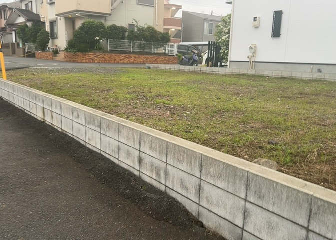 土地の面積＝住宅面積ではありません。建ぺい率の問題などで、土地のある場所によって住宅を建てられる面積は限られています。高さもしかり、「土地」という言葉の中には、建築条件も含まれると考えておきましょう。