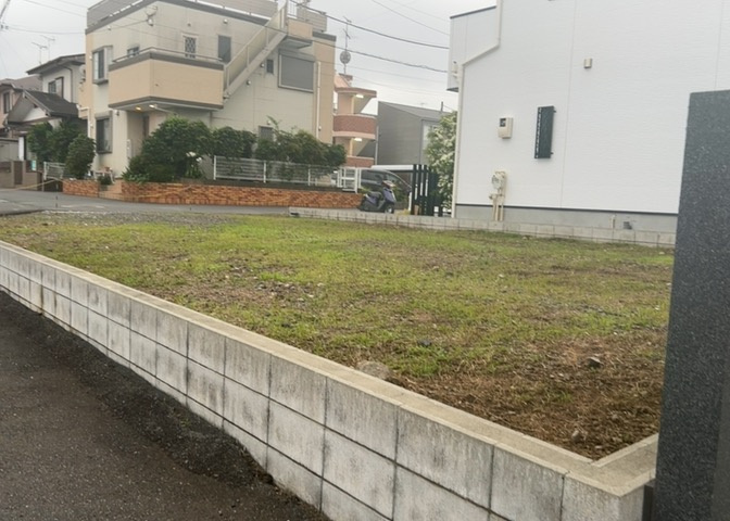 家を建てる場合、方位は要チェックです。現実的に日当たりのよい家ならばリビングは南側、建築基準法でも北側に当たる家への配慮は求められています。土地を見学に行く際は、方位磁針を持って行くようにしましょう。