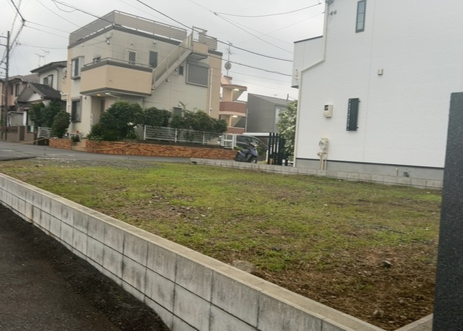 土地を買う際、住む地域の自治体や福祉の補助制度にも注目してみましょう。子供や老人の医療補助やゴミ出しのルールなど、自治体によってルールに大きな違いがあるため、暮らしやすい土地で判断するとよいでしょう。