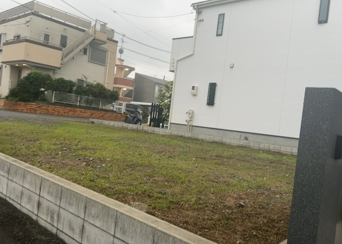 土地の前の道路に消火栓が設置されていることがあります。この場合、道路交通法第45条第1項により、駐車禁止の場所が指定されています。そのため、車庫などの駐車スペースをつくることができない場合があります。