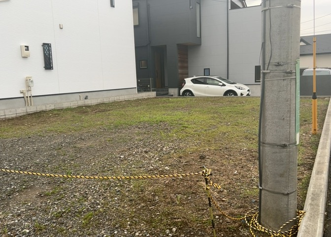 現地に行くなら、物件の周囲の地形がどうなっているかを見ることも大切です。周辺より低くなっている土地では、大雨などで水が集まりやすいため、地盤が弱くなっているということも考えられるため、注意が必要です。