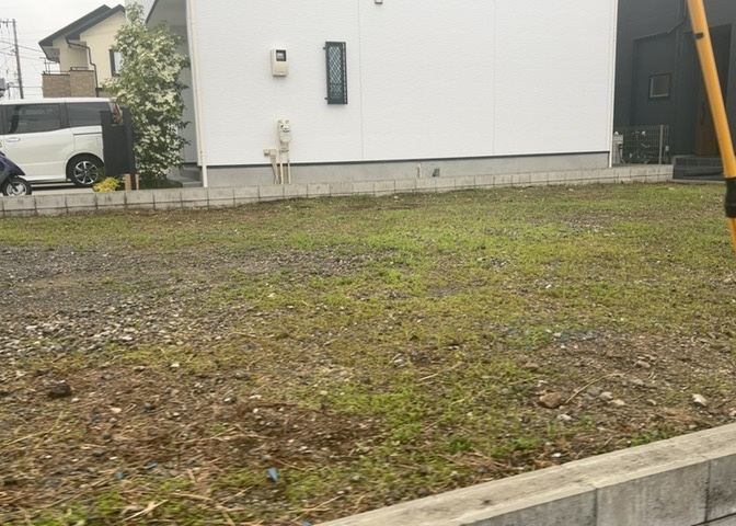 土地購入を検討されている場合、境界杭がない状態で購入してしまうと境界確定測量をする必要があり、費用がかかります。購入の前に、売主、隣土地所有者立ち合いのもと境界を確定し境界杭を設置するのがベストです。