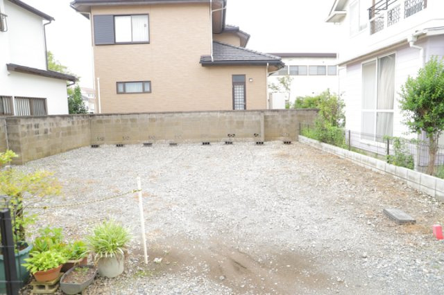 隣家の土地はどうなっているのか、生活利便施設が近くにあるのか、学校まで近いかなど、お客様のライフスタイルにあわせたイメージが重要です。また、近くにあると困る施設が近くにないかも確認するといいでしょう。