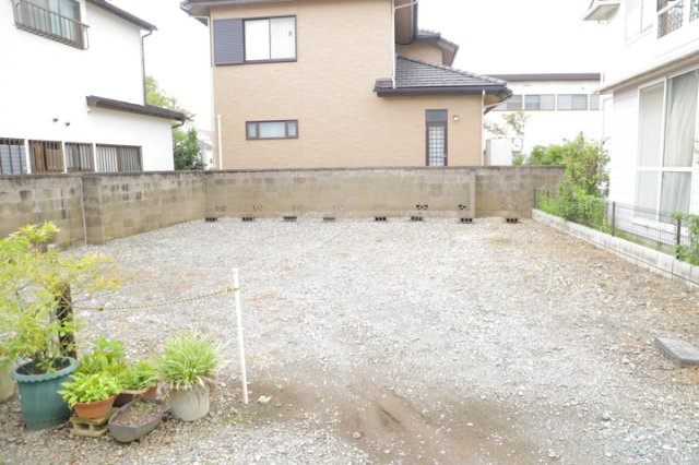 土地購入を検討されている場合、境界杭がない状態で購入してしまうと境界確定測量をする必要があり、費用がかかります。購入の前に、売主、隣土地所有者立ち合いのもと境界を確定し境界杭を設置するのがベストです。