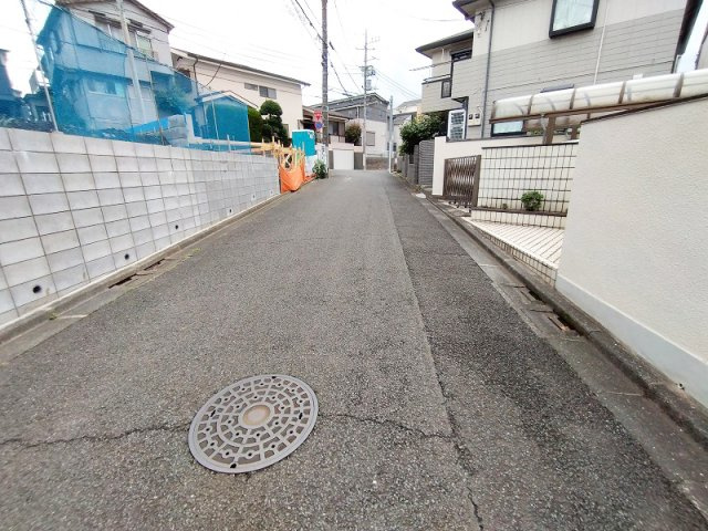 前面道路は5ｍ以上の幅があり開放的です。