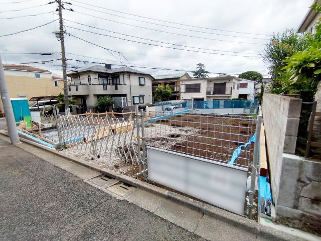 徒歩5分の「リヴィンオズ大泉店」は食料品店、ホームセンター、生活雑貨店、衣料品店、家電量販店などが入りお買い物に大変便利。