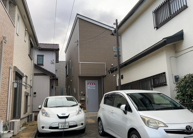 玄関は家の顔でもあり、家族以外の目にも止まる場所です。玄関は外との間を仕切る扉、靴などをしまっておく収納スペース、靴脱ぎのたたきスペース、来客とのやり取りをするドアホンなど複数のアイテムからなります。