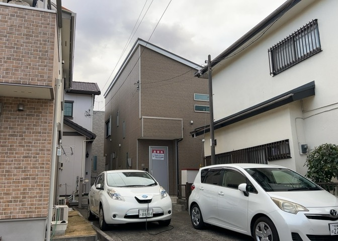 バルコニーは、室外の専用スペースのうち、「屋根がなく開放された空間」であるものを指します。ベランダより広いタイプのものが多く、日当たりもよいため家庭菜園などを楽しみたい人にとって適した環境となります。