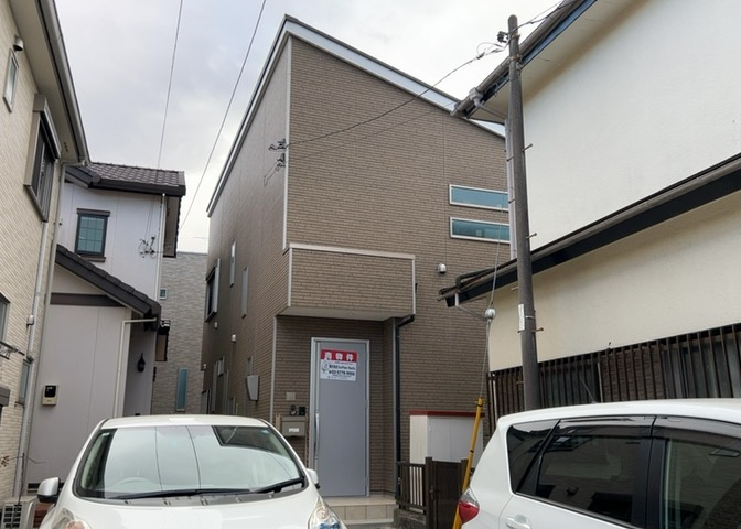 木造住宅とは土台、壁、柱など建築物の強度を支える構造体の材に木が使用されている構造を指します。構造体は建物の自重を支えるだけではなく風圧や水圧、積裁荷重などあらゆる衝撃に耐えるための基礎です。