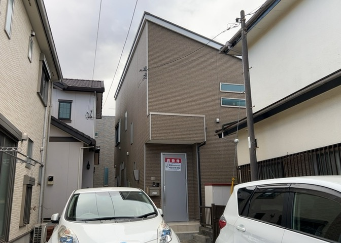 建物の基礎工事の方法は、主流となっているベタ基礎（防湿基礎）と布基礎の2種類に分類され、床下の通気性や耐久性などに違いがあります。建物の基礎部分の構造や付帯設備など詳細については現地でご確認ください。