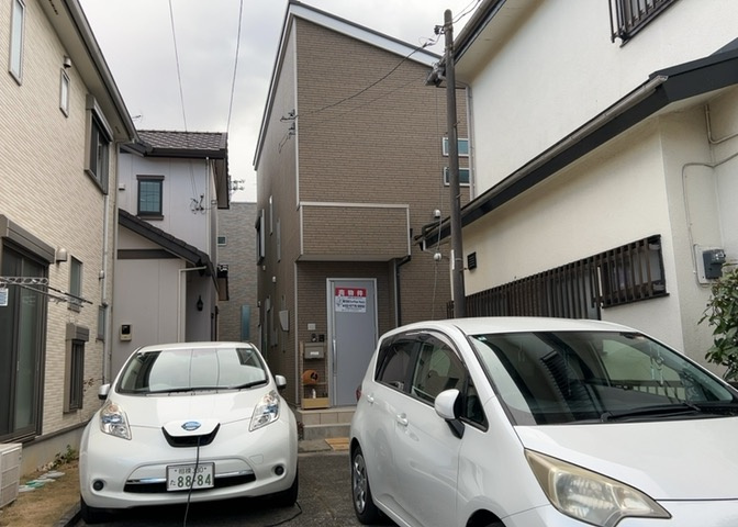 玄関ポーチにおいて最も重視すべきと言っても良いのが広さです。適切な広さの玄関ポーチでないと外見的なバランスは崩れてしまいますし、何より使いにくくなってしまいますので、現地で実際に下見をしてみましょう！