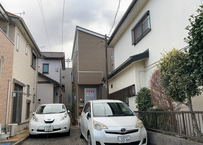 敷地内に散水栓や立水栓があると便利です。水道水を直接利用できるため、水を運ぶ手間を省くことが出来ます。大量の水を必要とする洗車作業や清掃などに役立ちます。その他設備とあわせて、現地でご確認ください。