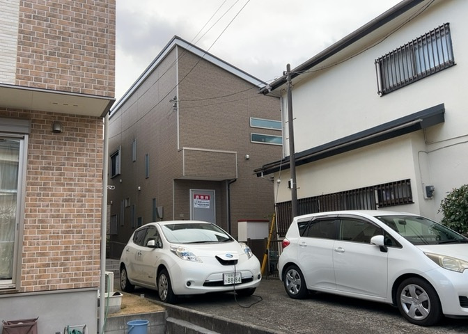 床下換気口は、床下に湿気がこもることを防ぎ、効果的に換気を行うために設置されています。床下換気口が設置されていない建物は、基礎パッキング工法などにより換気を行なっています。詳細は現地でご確認ください。