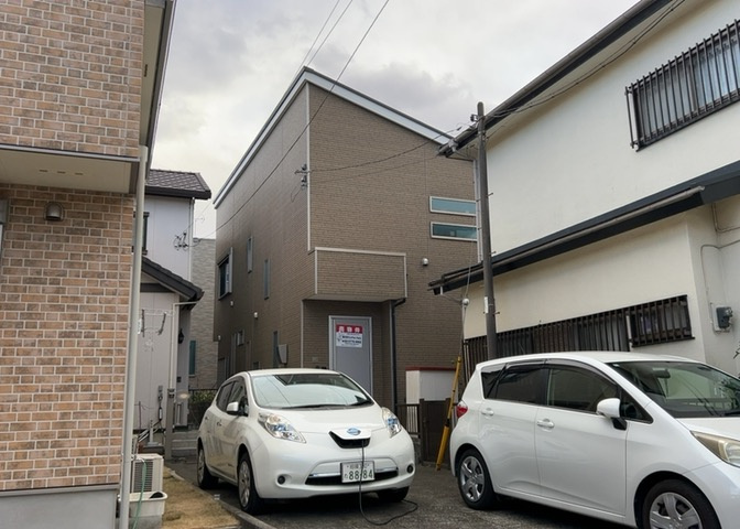 南側道路の場合は長い時間光を入れ込むことができるため、庭やリビングを道路側に持ってくることが多く土地価格も高い傾向にあります。一方北側道路だとリビングや庭が南側になりプライバシーを守ることができます。