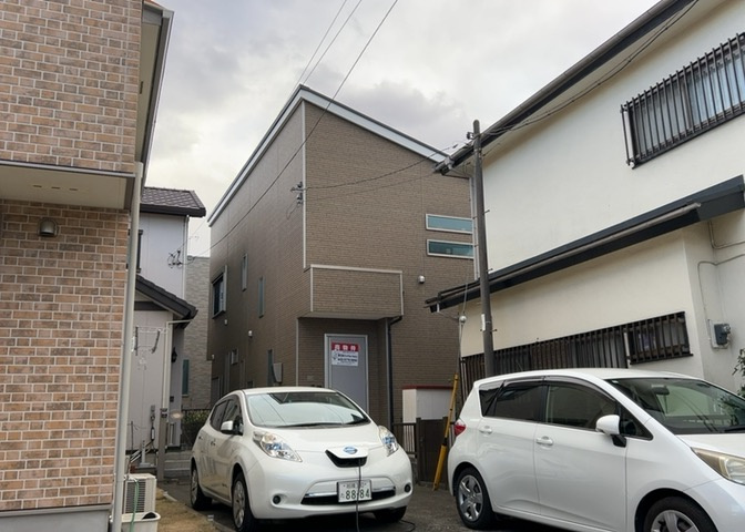 東側道路の場合は居室を南向きに設計しやすいため、朝日が入りやすいというメリットがあります。一方、西側道路も東側同様に居室を南向きに設計しやすいのですが、住宅地だと朝日が入りにくいという弱点があります。