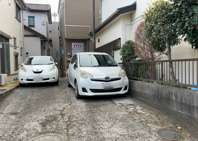 車一台あたりに必要なスペースは、標準サイズの普通自動車で横幅2m50cm、長さ5mは必要になります。ただし、乗降のことも考慮して横幅3m30cm、長さ5m50cmほどは確保できるところを選びましょう。