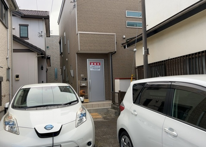 庭のある家に住むことのメリットとして、子どもたちの遊び場を確保できること、ガーデニングや家庭菜園を楽しめること、明るさを確保できることがあります。また、配置を工夫することでプライバシーが確保できます。