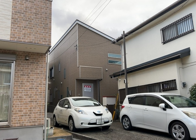バルコニーは、建物内から室外へ楽に出入りできる便利なスペースです。また、バルコニーには手すりを付けることが義務付けられており、手すりの高さは110cm以上で施工することが建築基準法で定められています。