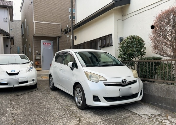 駐車場と明記されていても、最小スペースでつくられた駐車場だと大型車は駐車できなかったり、出入りしにくくなったりする可能性があります。お車のサイズと購入したい物件の駐車場のサイズを現地で確認しましょう。